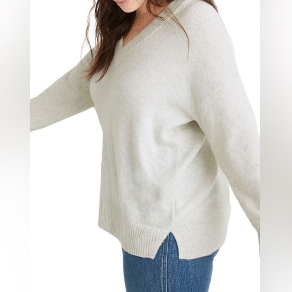 Madewell Sweaters - Madewell Heather Gray Bartlett V-Neck
Wool Sweater NWT